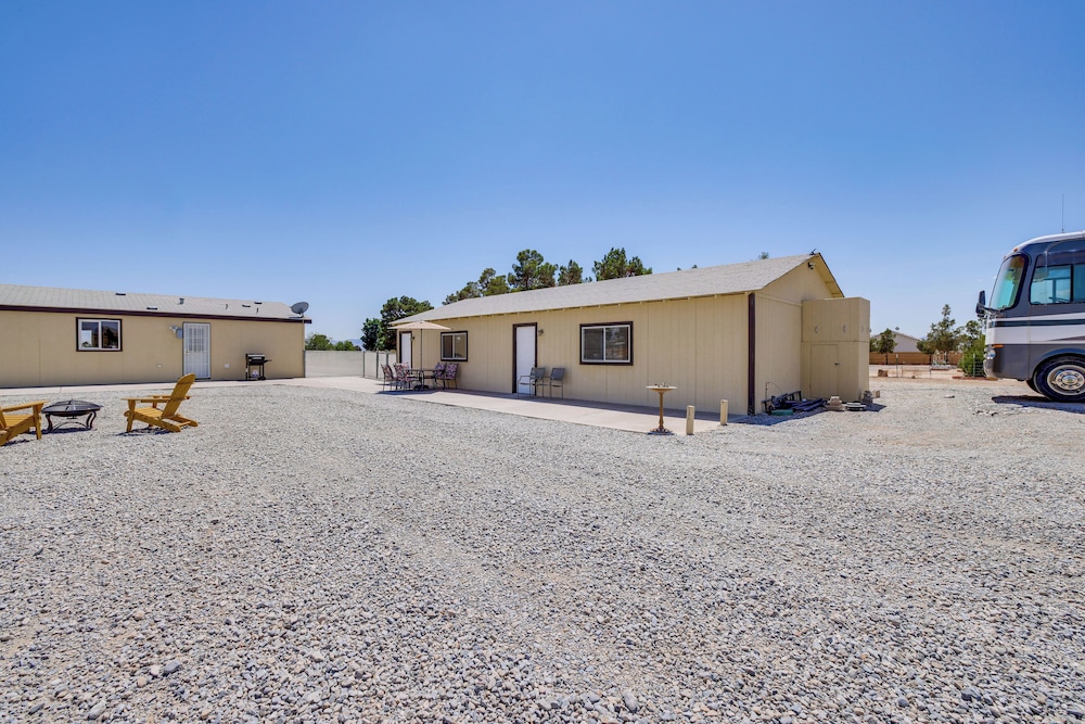 6 Mi to Downtown Pahrump: Scenic Desert Retreat