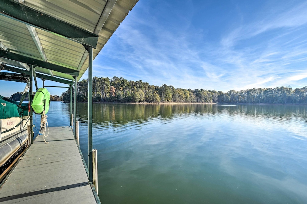 Lake Hartwell Home w/ Private Dock  Hot Tub! - Property Image 8