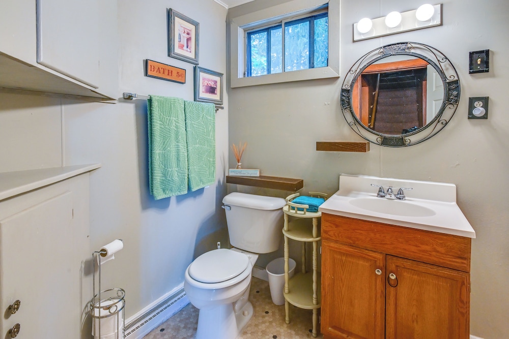 Boat & Unwind! Charming Atwood Lake Farmhouse