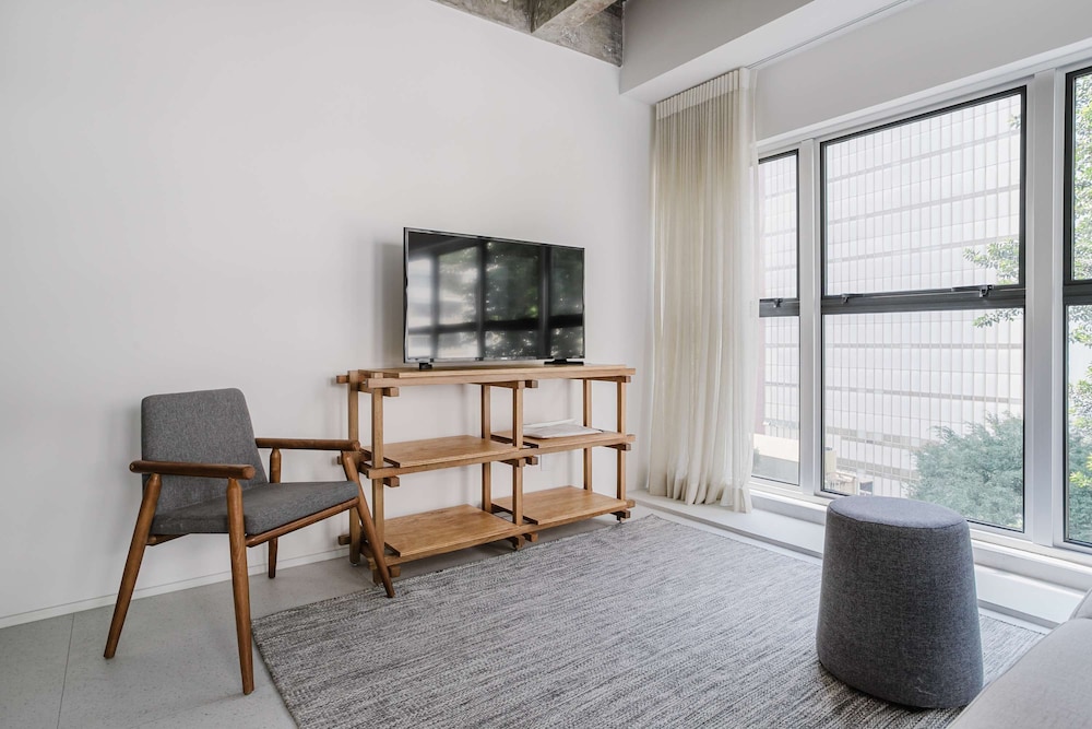 Eugenio Retreat Stylish 2 BR in Sao Paulo