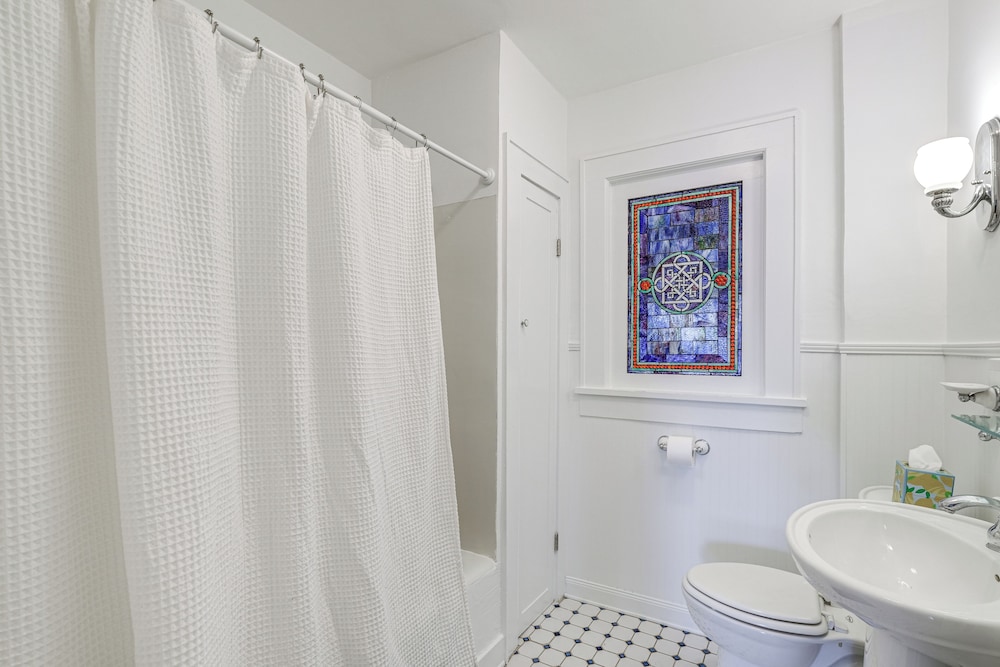 < 3 Mi to Dtwn Roanoke: Inviting Unit w/ Balcony