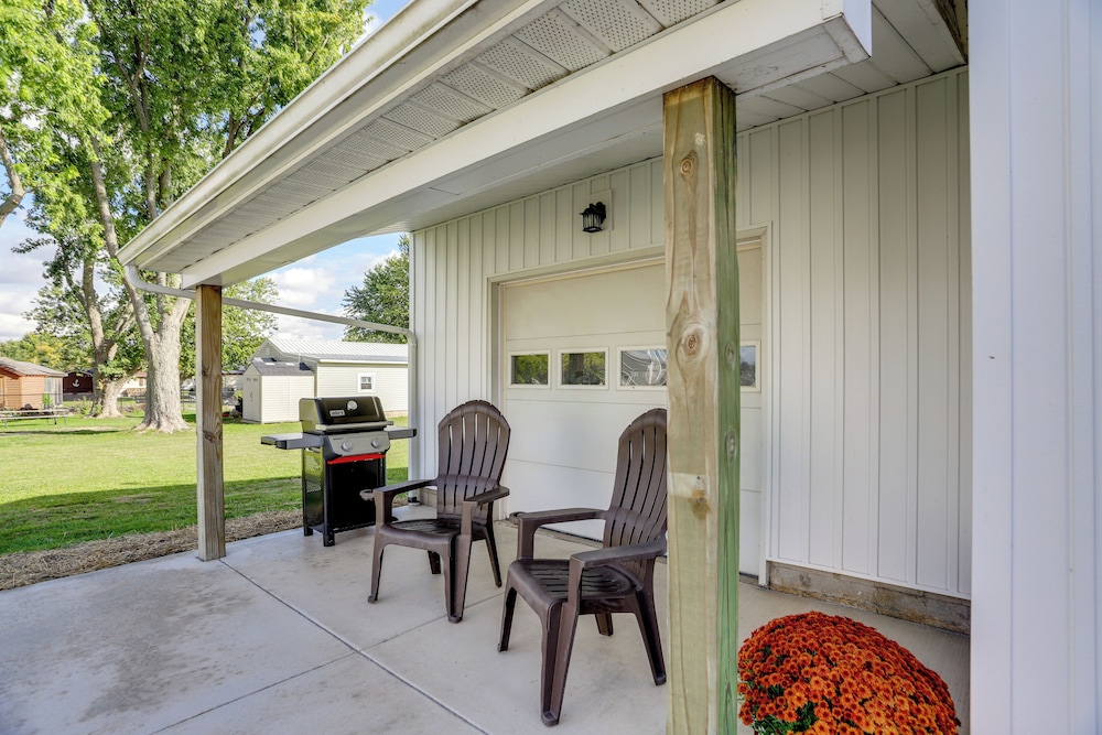 Walk to Lagoon Saloon! Chic Home on Nugent's Canal