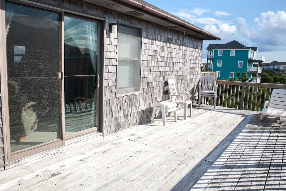 Hatteras Hideaway 3 Bedroom Cottage by RedAwning