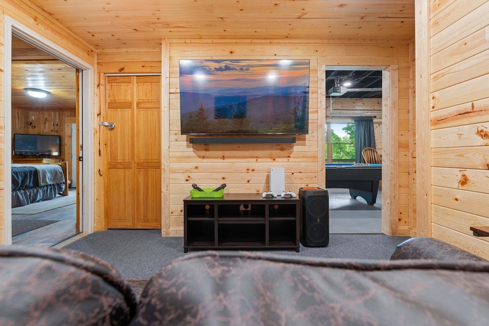 Breathtaking Hideaway 5 Bedroom Cabin
