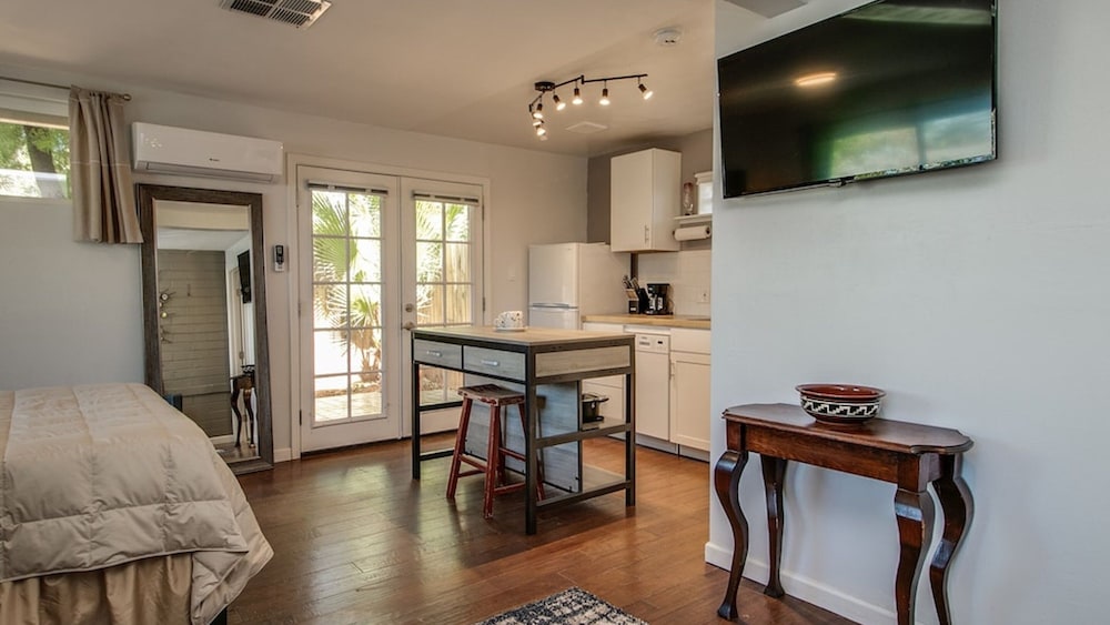 Charming Mid Town Guest House W/private Patio!