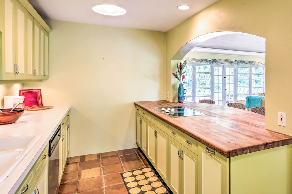 Bright St Thomas Getaway W/pool, 3Mi to Magens Bay