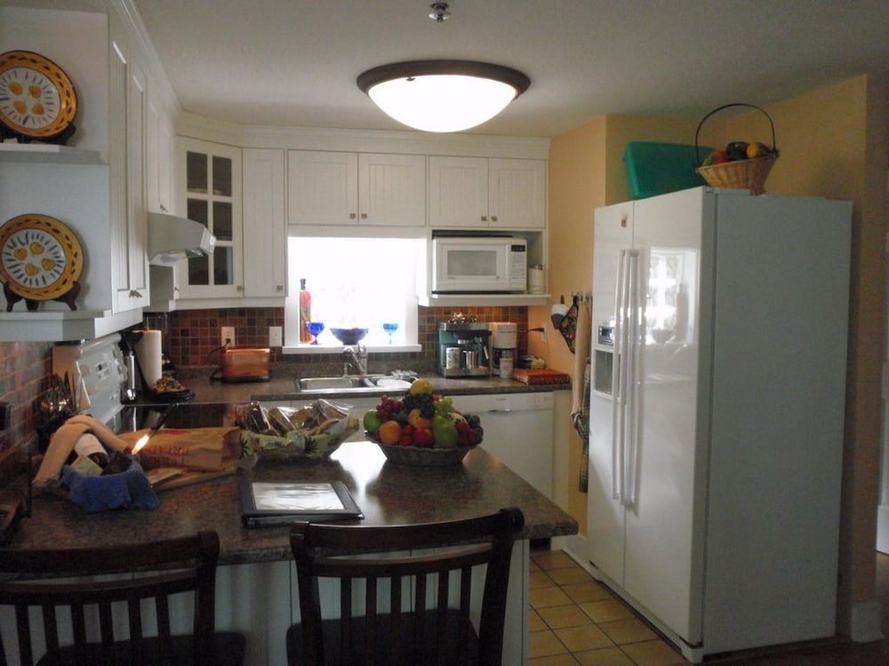 A Suite at Kitsilano Cottage - Image 5