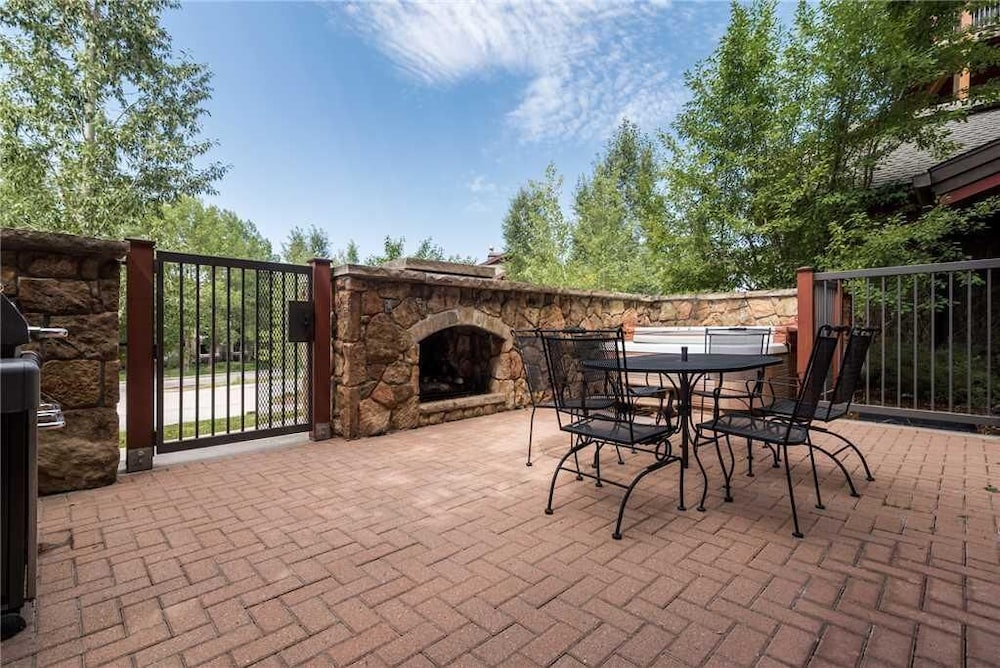 5112 Emerald Lodge, Trappeur's Crossing Apartment 2