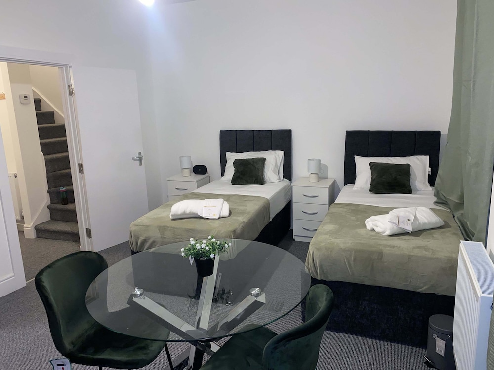 Cosy 3BD Guesthouse. Private Bathrooms view 2