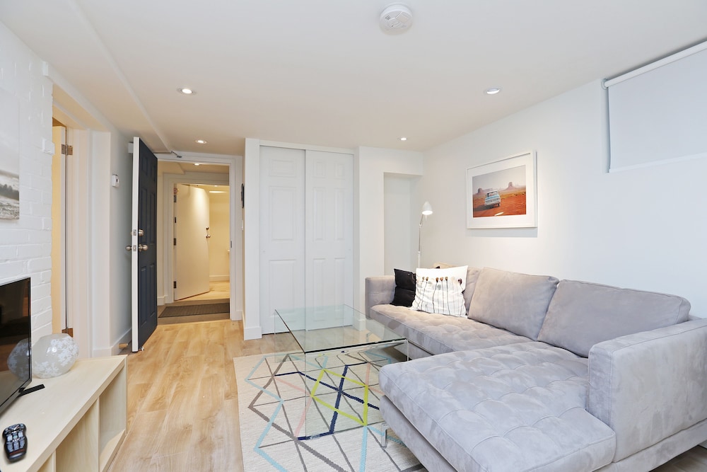 Applewood Suites - Executive Basement