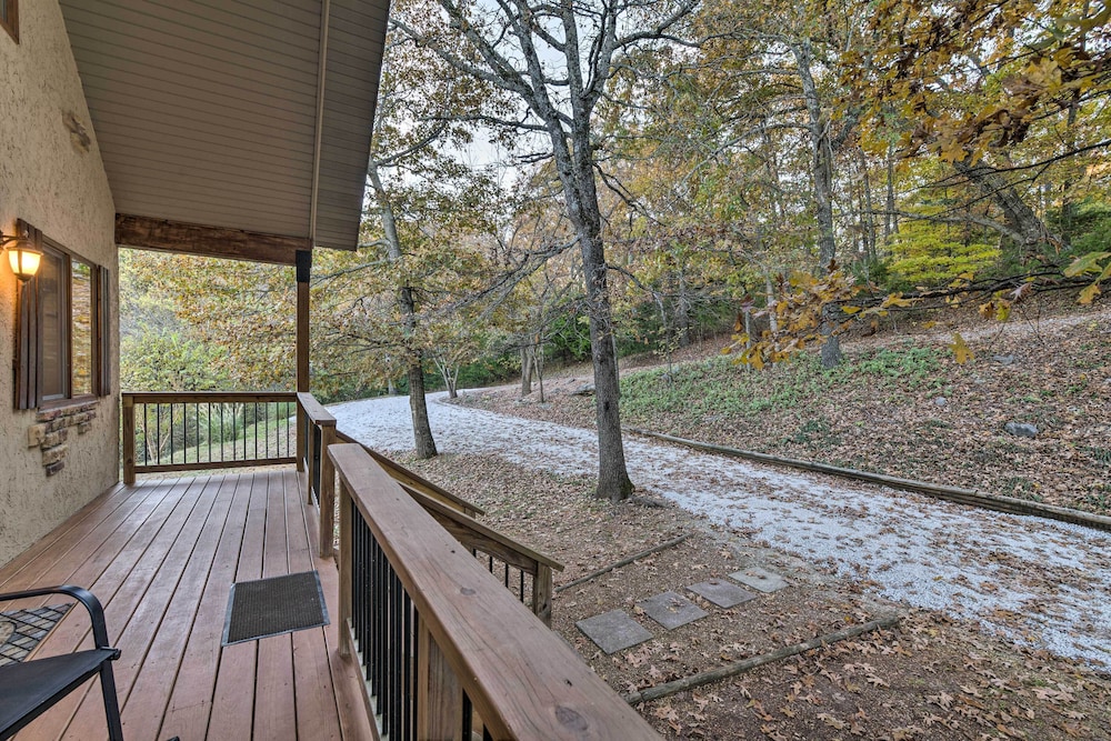 Pet-friendly Branson West Lodge w/ Hot Tub!
