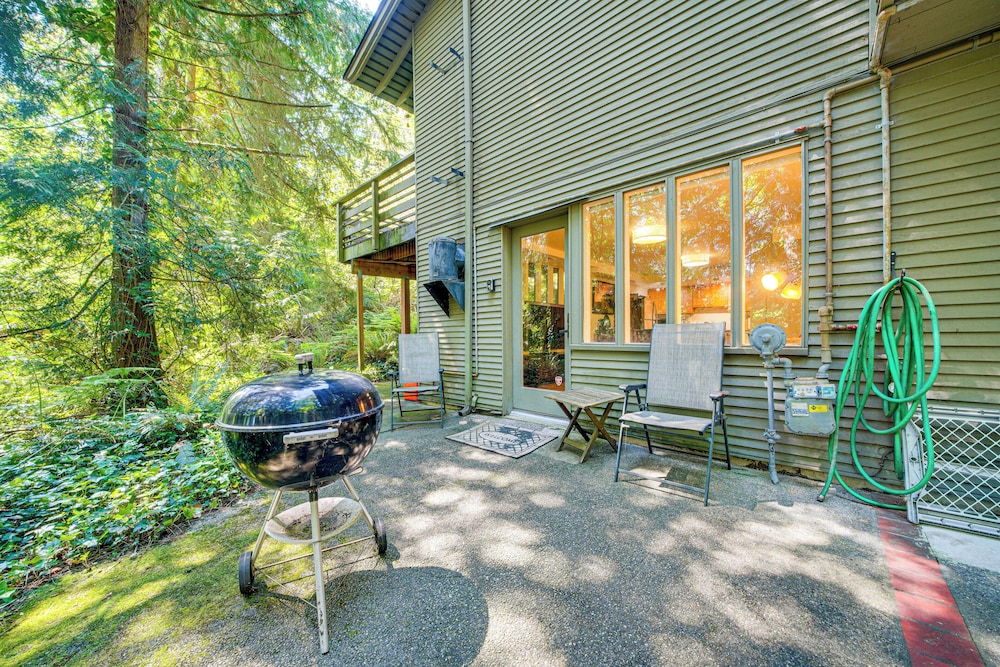 8 Mi to Dtwn Seattle: Pet-friendly Apt w/ Hot Tub