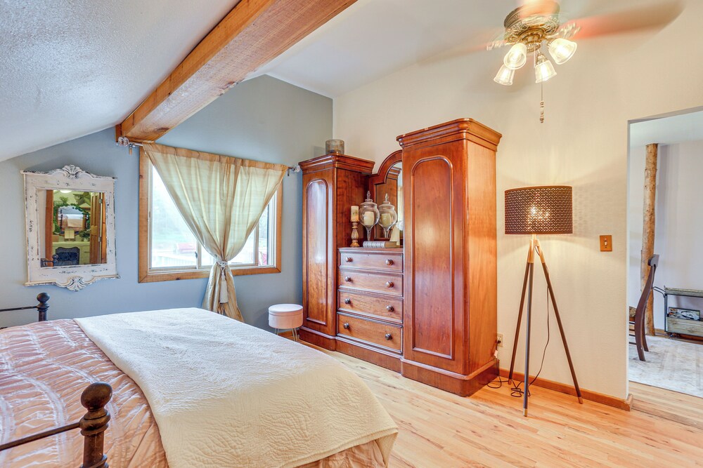 Walk to Ren Fest: Larkspur Farmhouse Hideaway