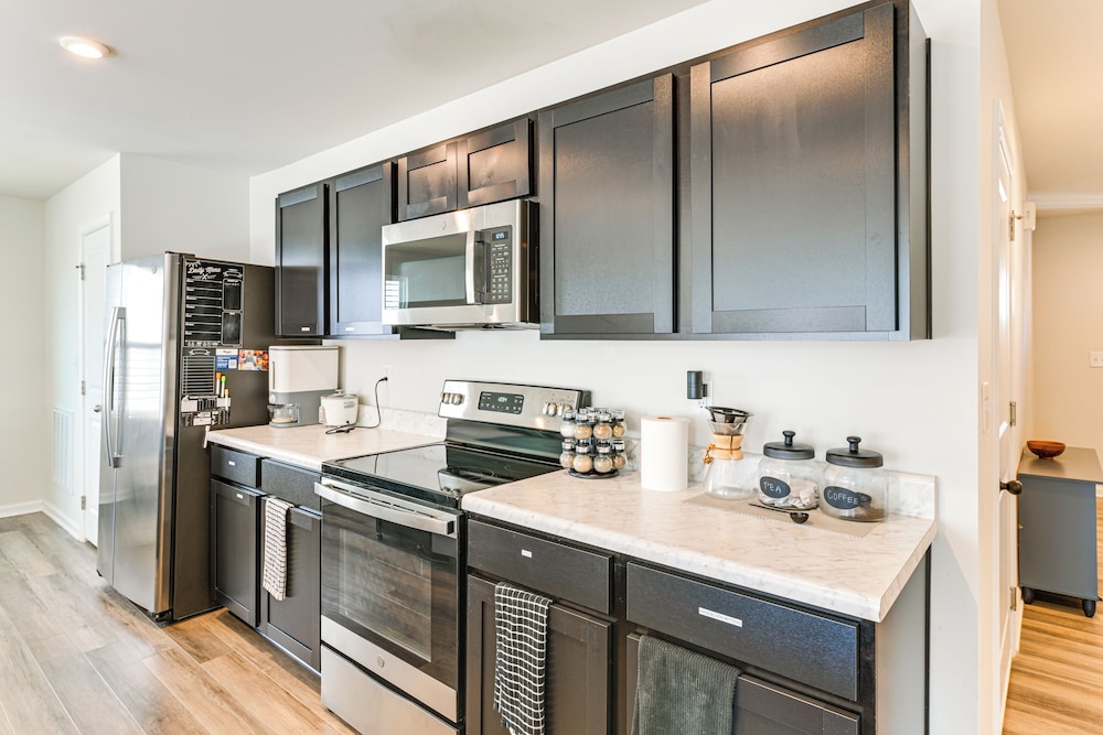 < 6 Mi to Uptown Charlotte: Bright Home w/ Yard