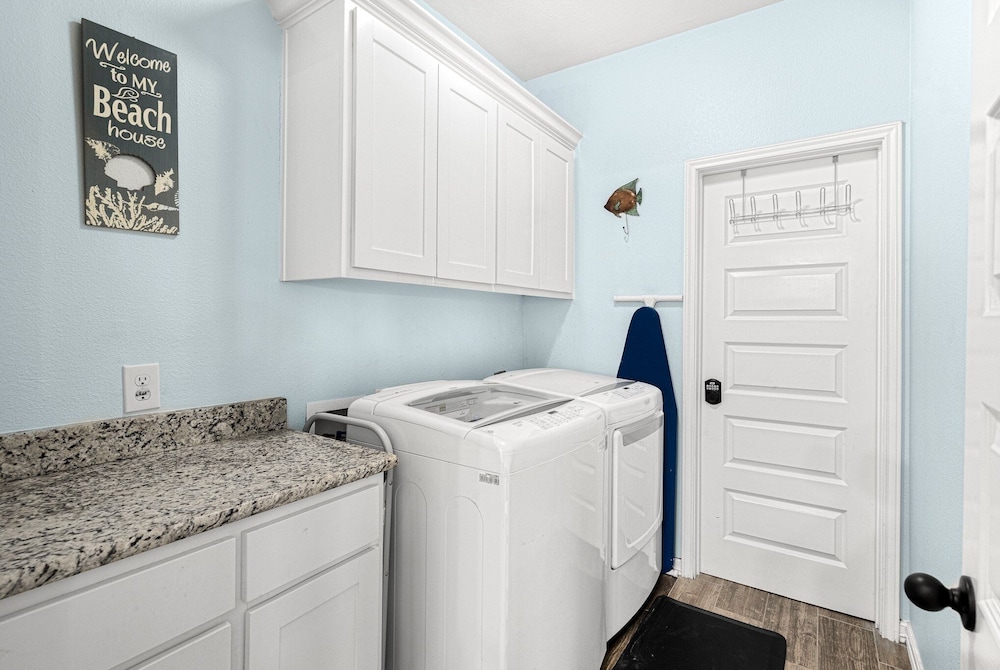 Sunrise Paradise - Pet Friendly! Community Pool!