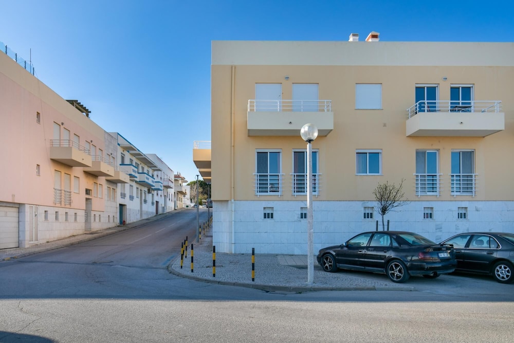 Two Bedroom Apartment in Fuseta by Ideal Homes view 3