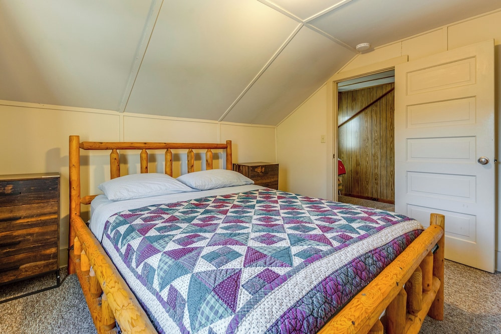 Lakefront Cabin w/ Shared Beach in Cecil!
