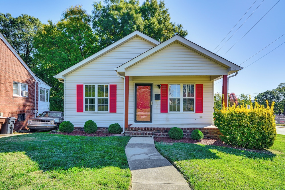 2 Mi to Dtwn Greensboro: Pet-friendly Retreat!