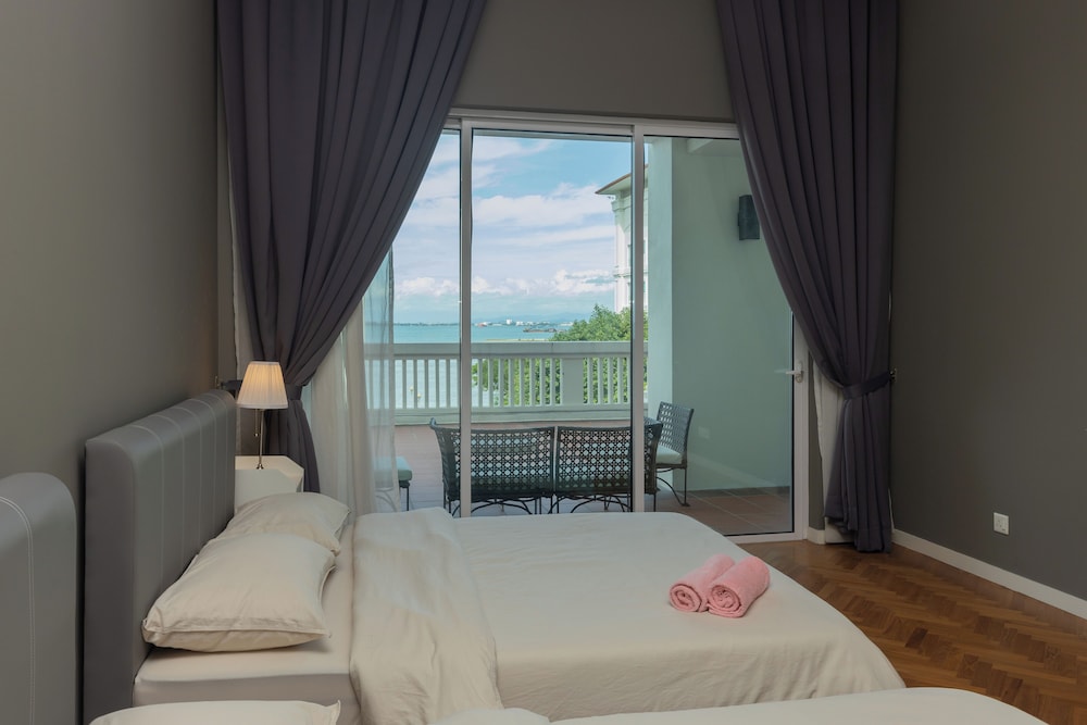 Straits Quay Waterside Suites