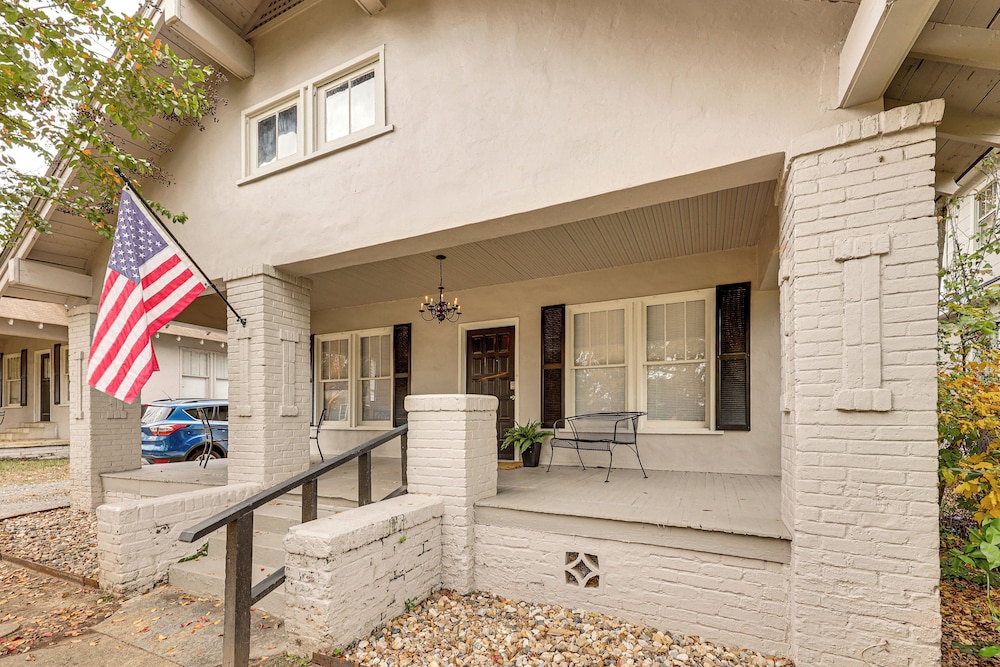 < 1 Mi to Historic Dtwn Texarkana: Charming Home!