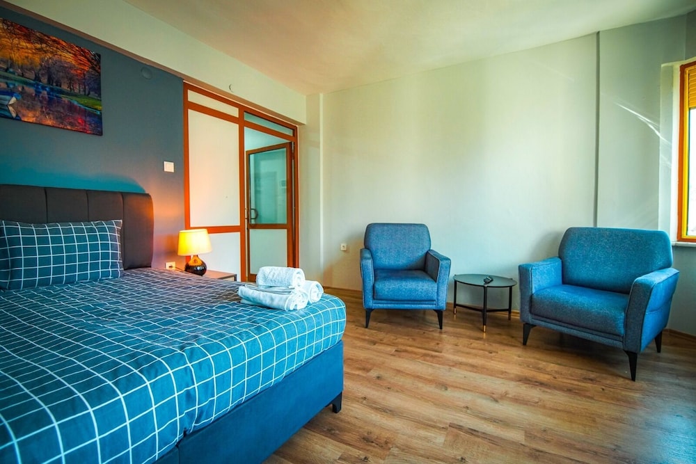 Yaghane Apartments