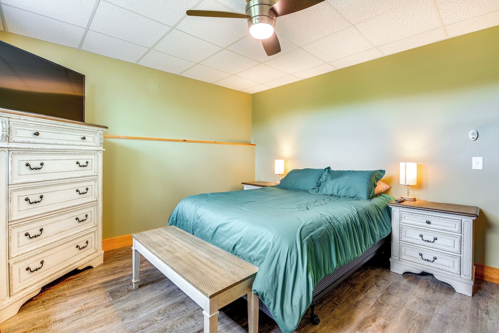 Mtn-view Home 6 Mi to Jay Peak Resort: Fish & Hike