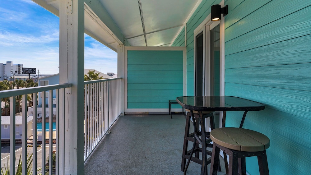 Sand Castles West A4: Steps to Beach, Pools, Private Balcony & More!