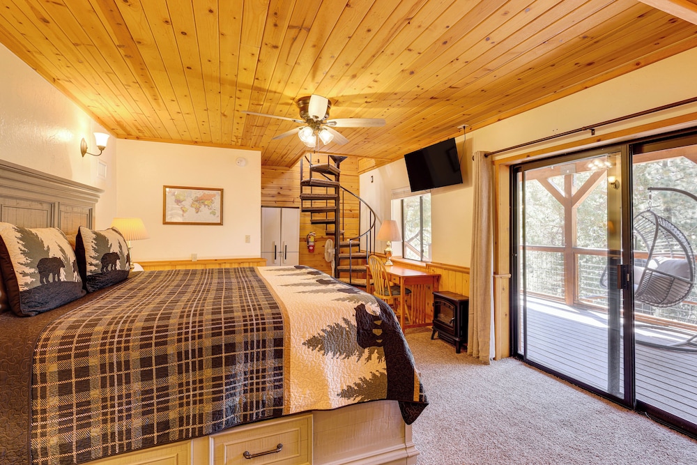 1 Mi to Skiing: Mtn-view Cabin in Big Bear Lake
