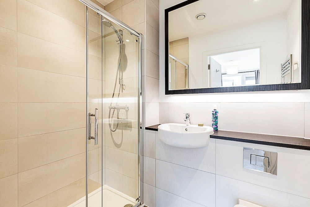 Modern 2-bed Flat With Terraces in Leyton