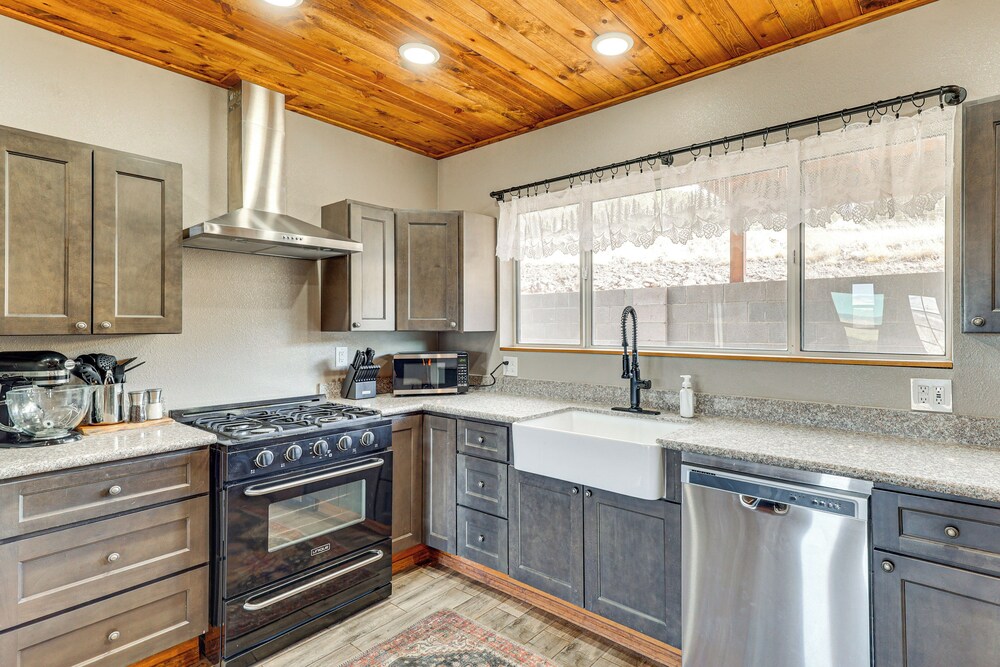 3 Mi to Trails: Secluded Eagar Cabin w/ Mtn Views!