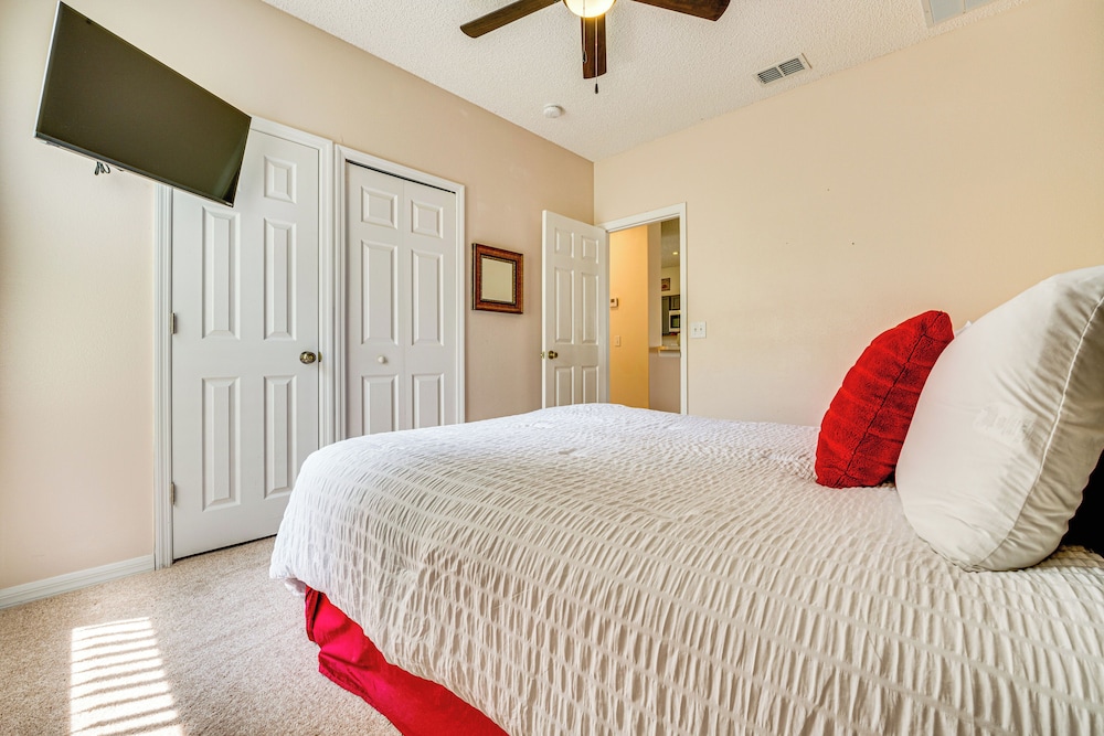 11 Mi to Disney: Home w/ Pool in Davenport!