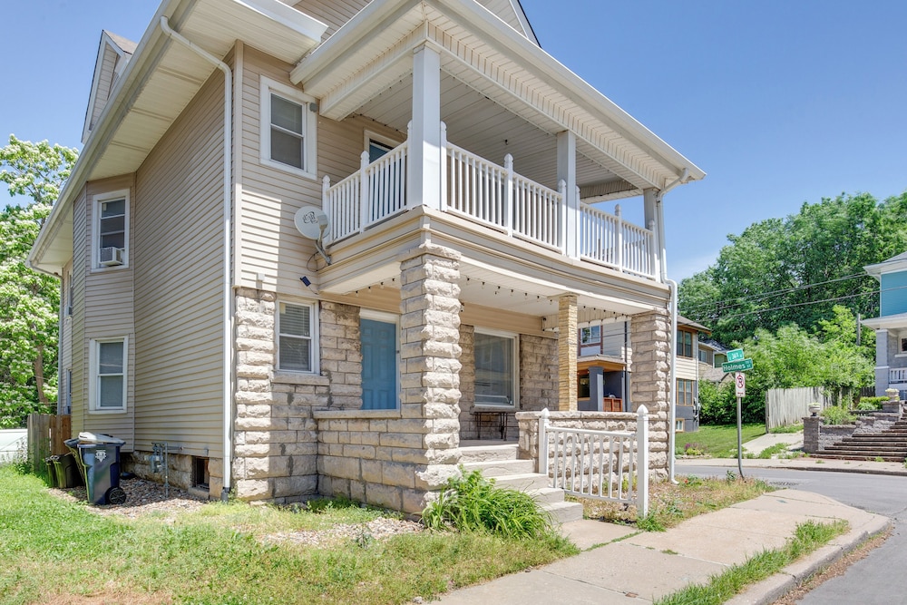 Modern 2BR Kansas City Condo Near Downtown