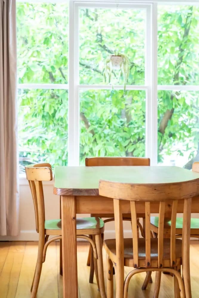 Sunny 1 Bedroom Flat in Quiet St Kilda With Parking