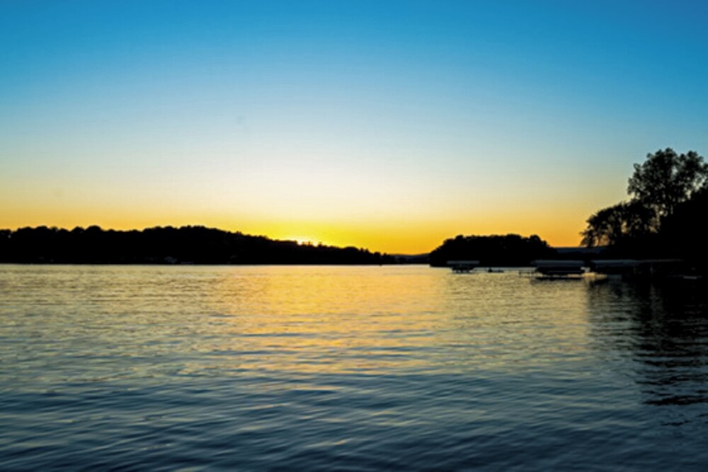 4 BR Tranquil Lakefront Retreat w/ Fire Pit
