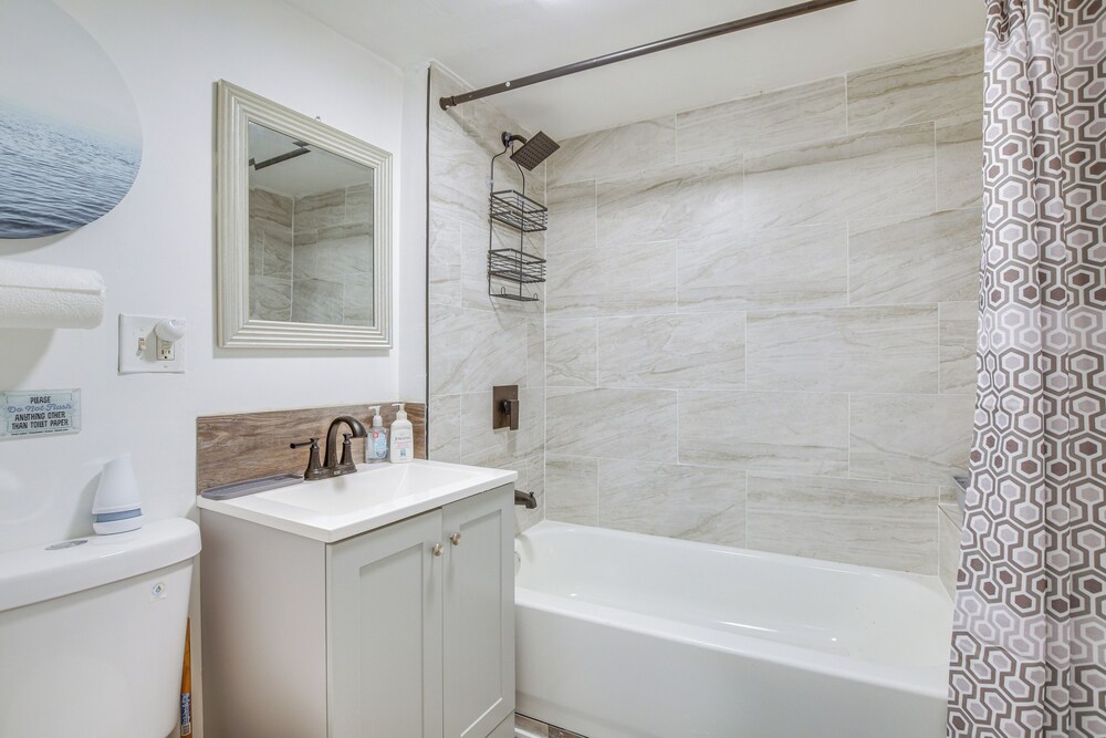 < 2 Mi to Uchicago: Pet-friendly Getaway w/ Yard