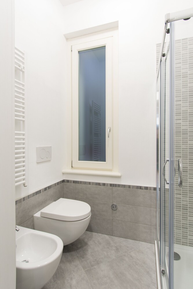 Scala Belvedere en Trieste — bathroom
