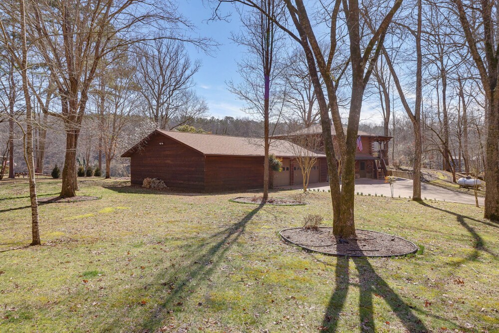 Family-friendly Riverfront Manor on the Little Red view 2