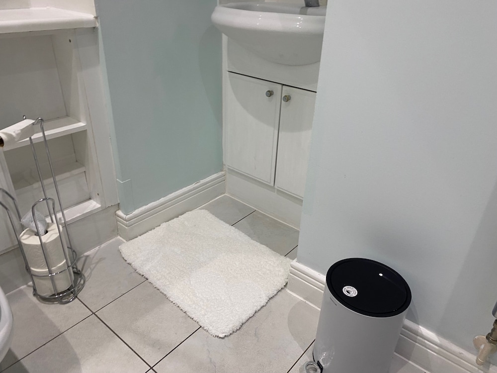 2 Bed Flat - Sleeps 4 - Parking - Wifi