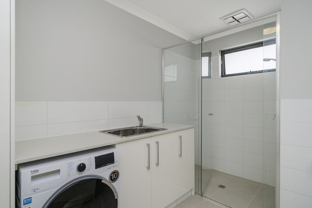 Sunny 2-bed in Quiet Location With Balcony