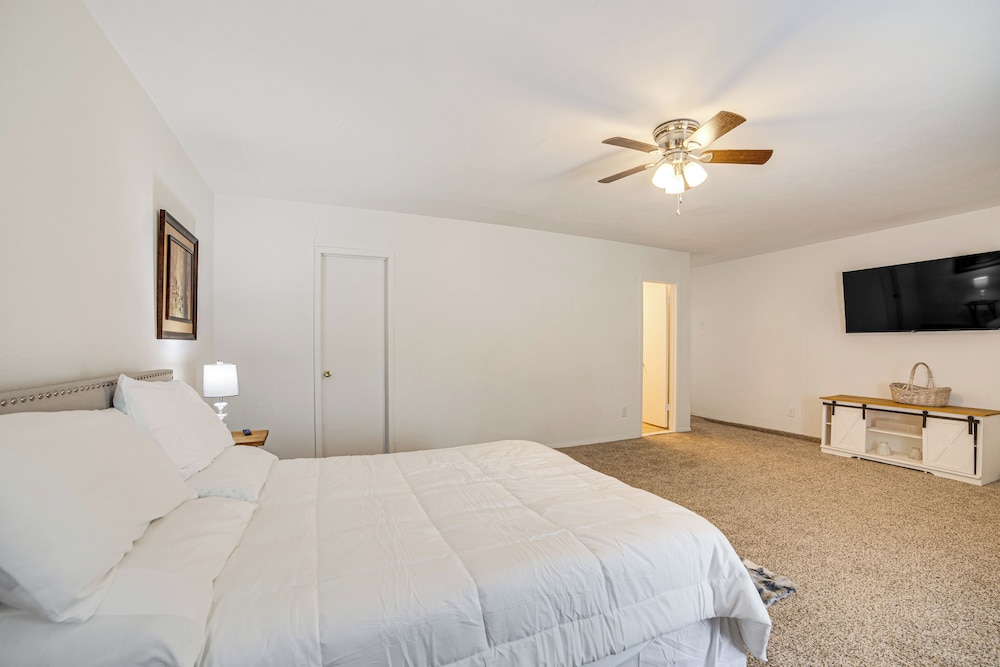 Fenced-in Yard: Home < 1 Mi to Lake Ray Hubbard!