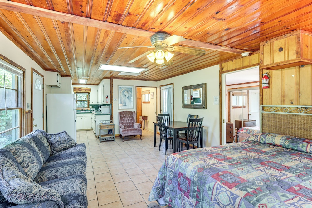 2 Mi to Fishing on Lake Whitney: Cottage w/ Deck