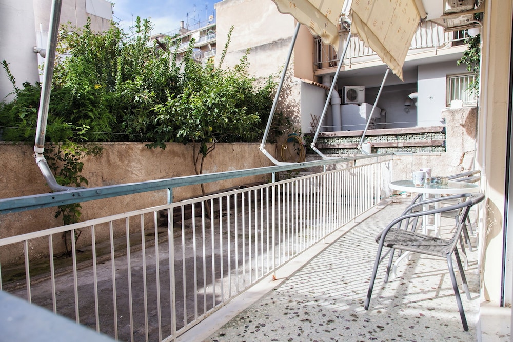 Cozy apt near Stavros Niarchos Park