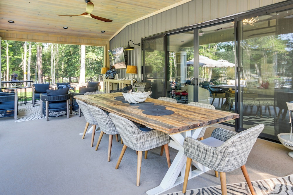 Lake Murray Studio w/ Pool & Hot Tub in Prosperity