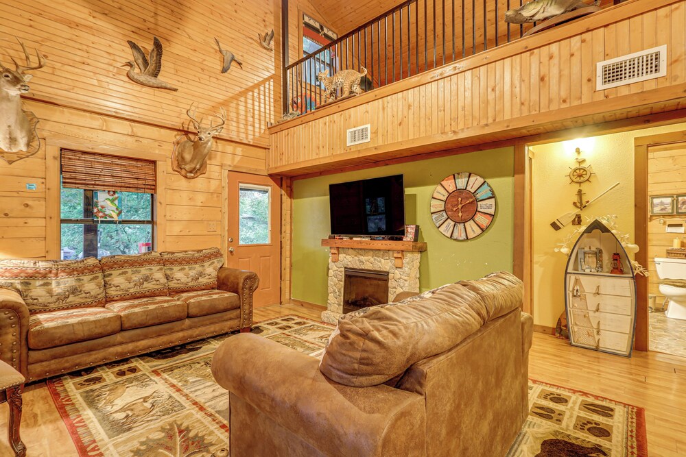 Private Pool: Fun Riverfront Retreat in Hamilton!
