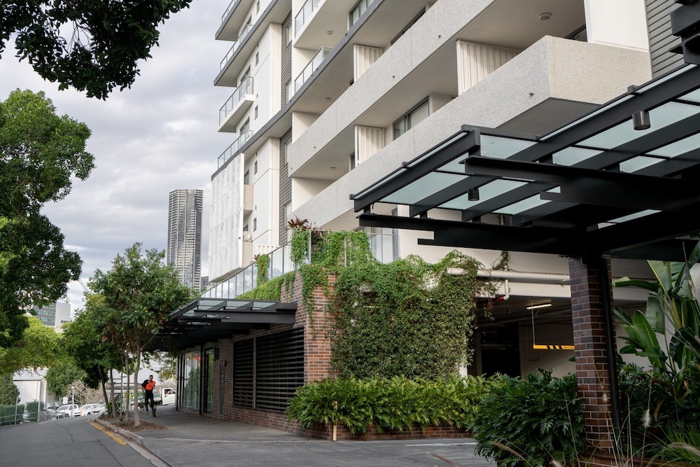Best Location 2-bed With Gym, Pool 7-min From CBD