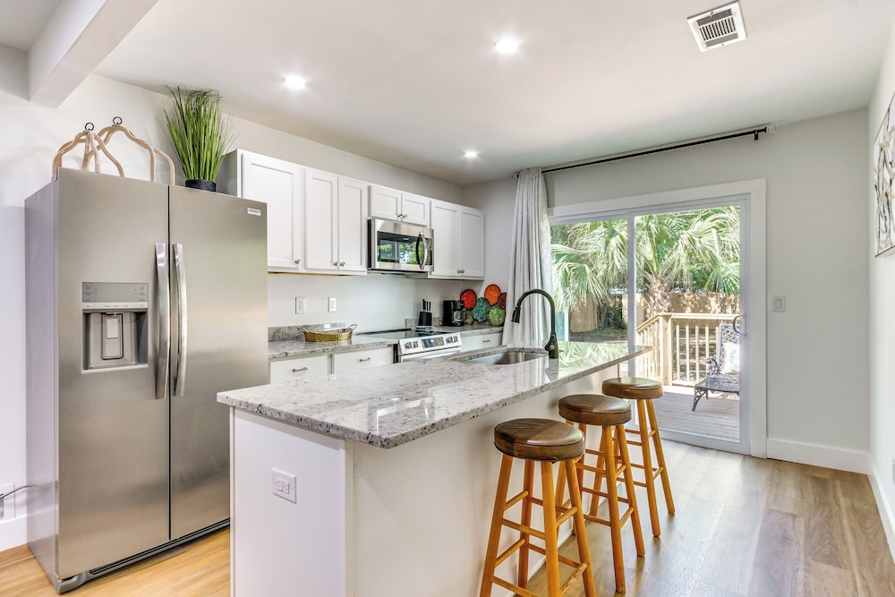 3 Mi to Dtwn Entertainment: Pensacola Family Home!