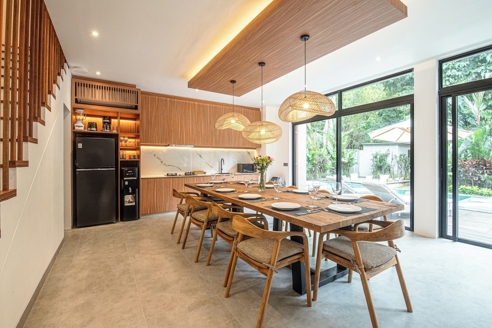 Enchanting 5BR Canggu Villa Moments to Sea