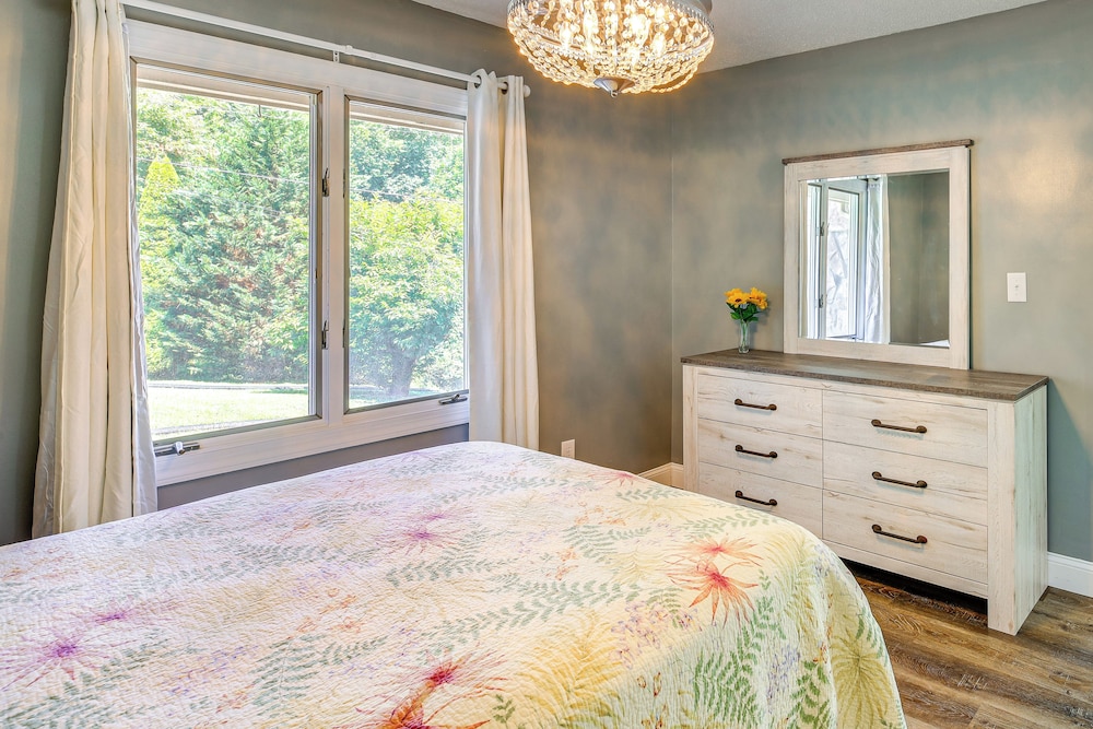 17 Mi to Coal Canyon Trail: Scenic Mtn-view Apt!