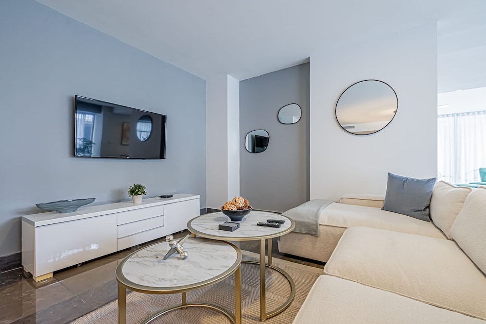 w Majestic 2BR w Perfect Balcony in YOO