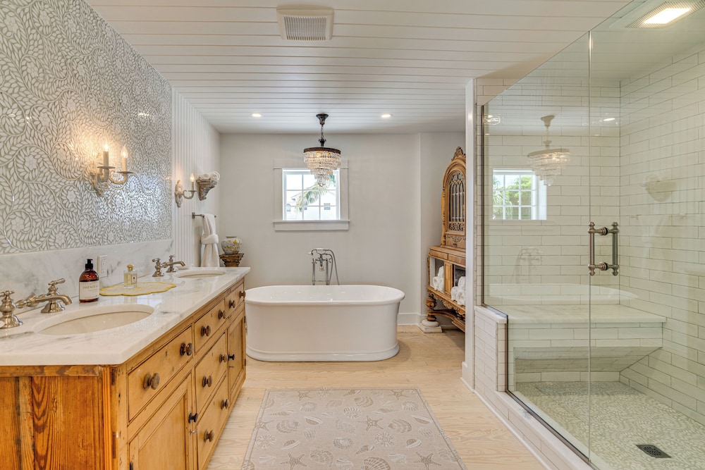 Luxe Pine Island Living: Historic Old Florida Gem!
